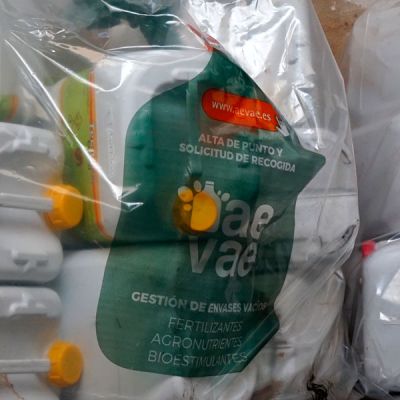Envases agrícolas vacíos en sacas