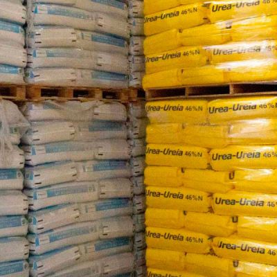 Fertilizantes envasados en sacos y bolsas de plástico
