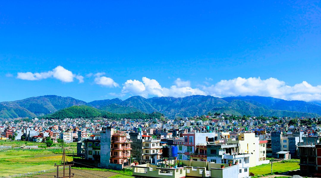 Ciudad con cielo limpio