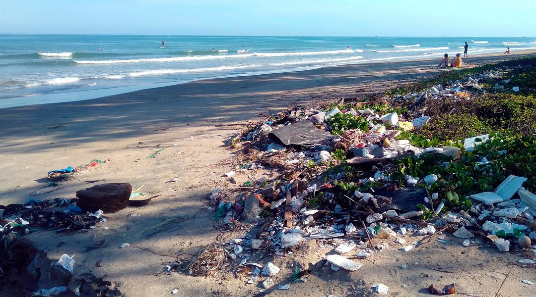 playa con desechos plásticos