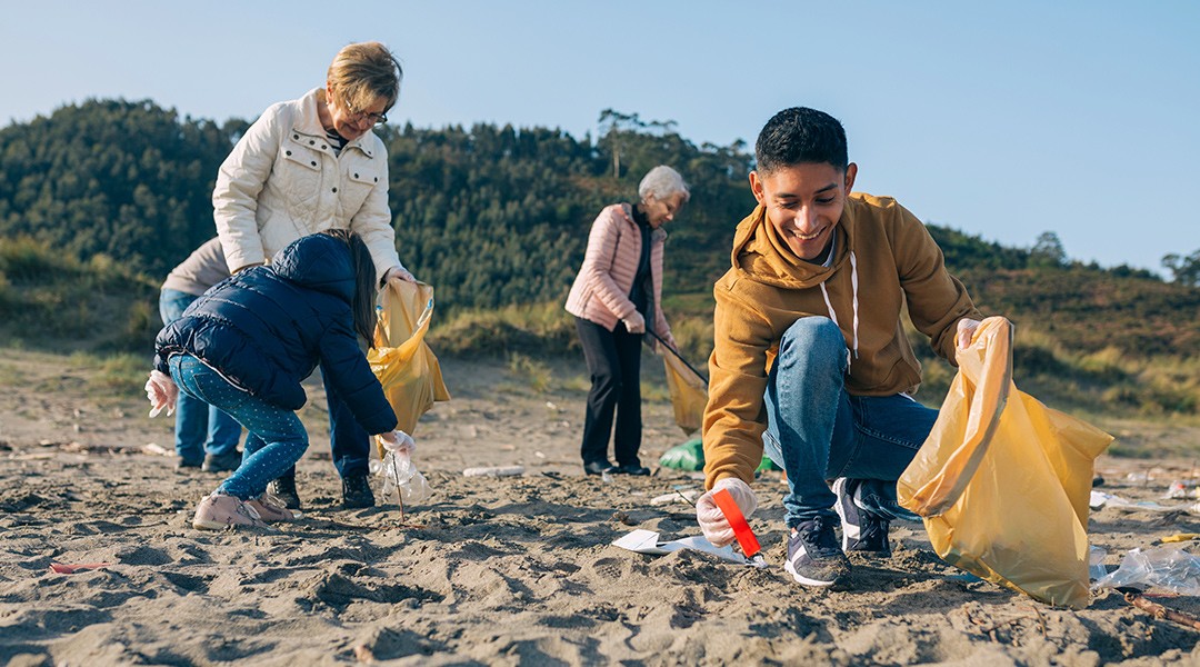 Voluntarias y voluntarios limpiando de basura las playas