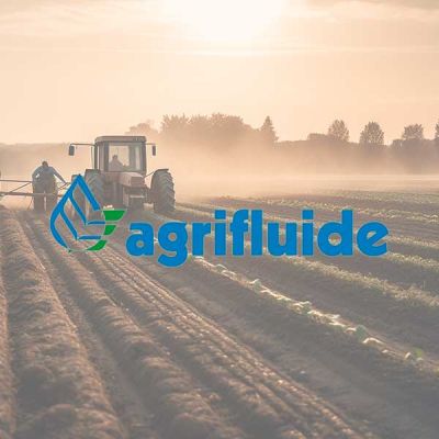 Tractor en cultivo con logo Agrifluide