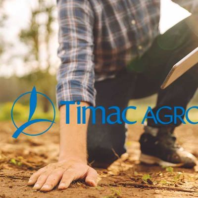 Agricultor cuidando suelo Timac AGRO